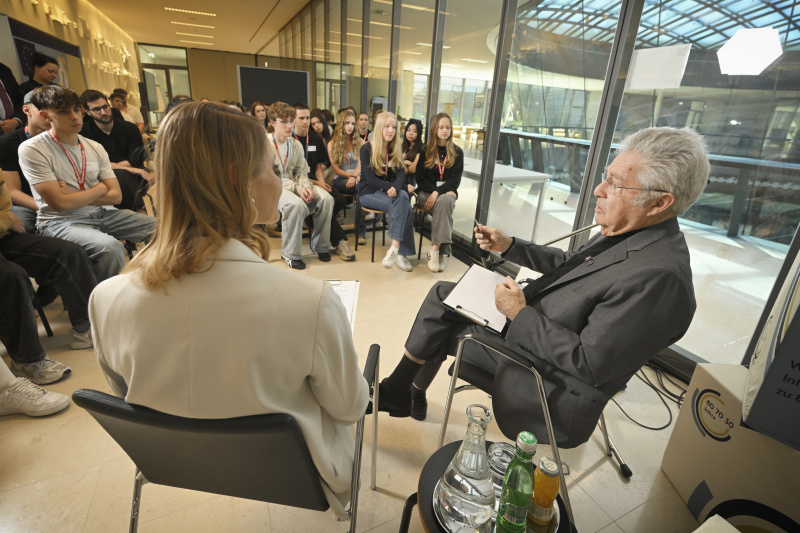 Bundespräsident a.D. Heinz Fischer im Gespräch mit Schüler:innen