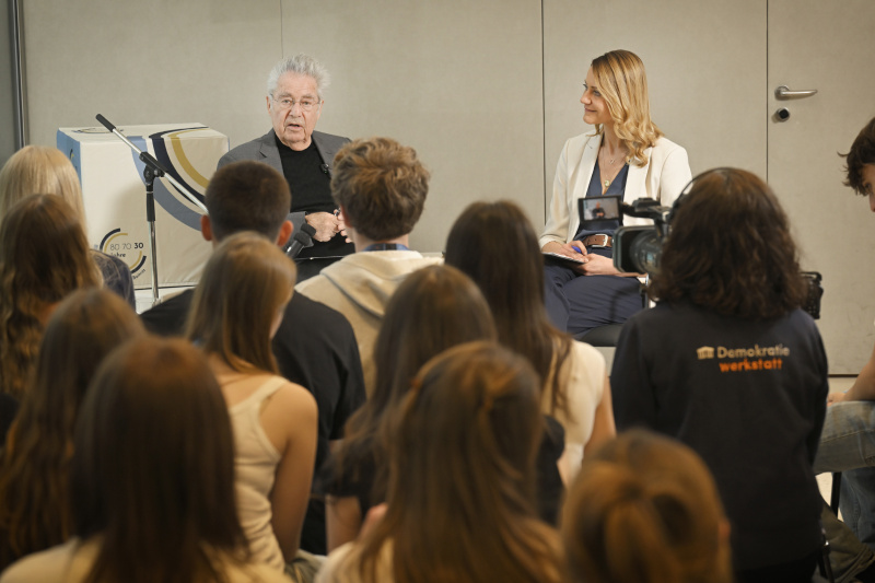 Bundespräsident a.D. Heinz Fischer im Gespräch mit Schüler:innen