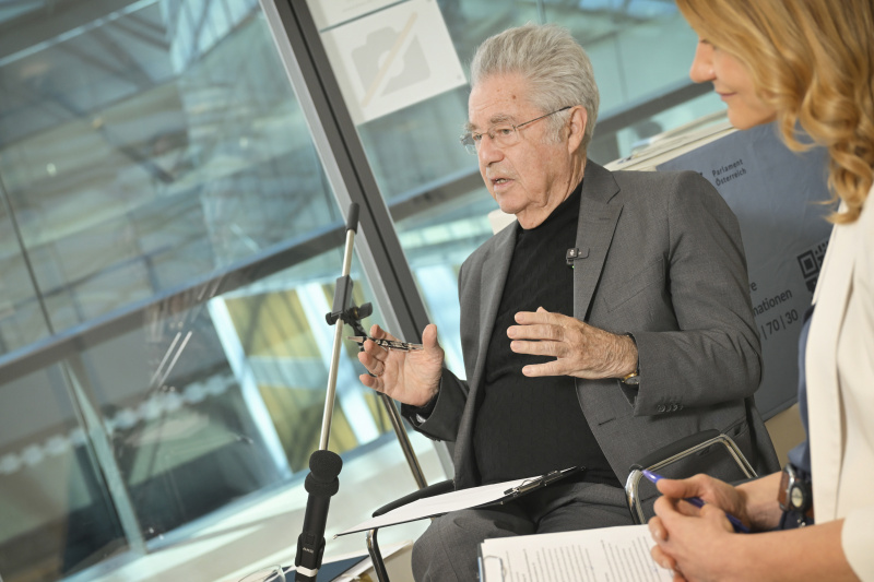 Bundespräsident a.D. Heinz Fischer im Gespräch mit Schüler:innen