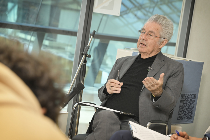Bundespräsident a.D. Heinz Fischer im Gespräch mit Schüler:innen