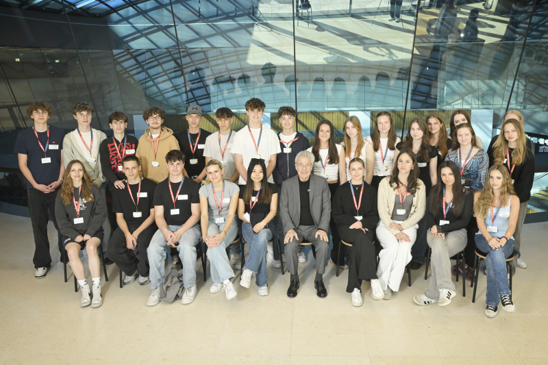 Gruppenfoto mit Bundespräsident a.D. Heinz Fischer (1. Reihe 6. von links)