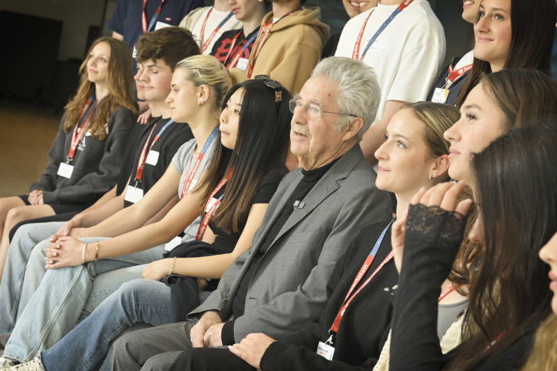 Gruppenfoto mit Bundespräsident a.D. Heinz Fischer (Mitte)