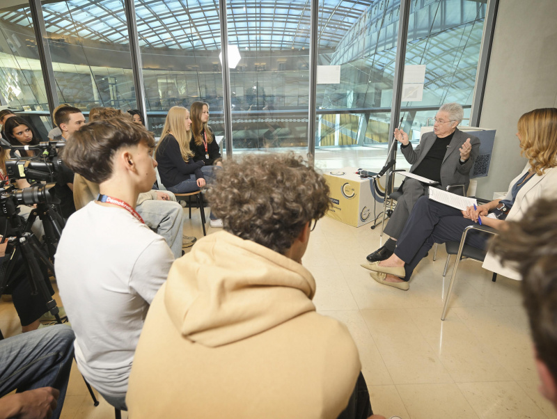 Bundespräsident a.D. Heinz Fischer im Gespräch mit Schüler:innen  