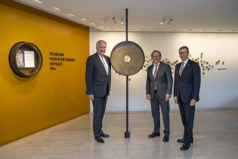 WFP Hauptquartier in Rom. Zweiter Nationalratspräsident Peter Haubner (ÖVP) (Mitte) neben ausgestellter Nobelpreismedaille