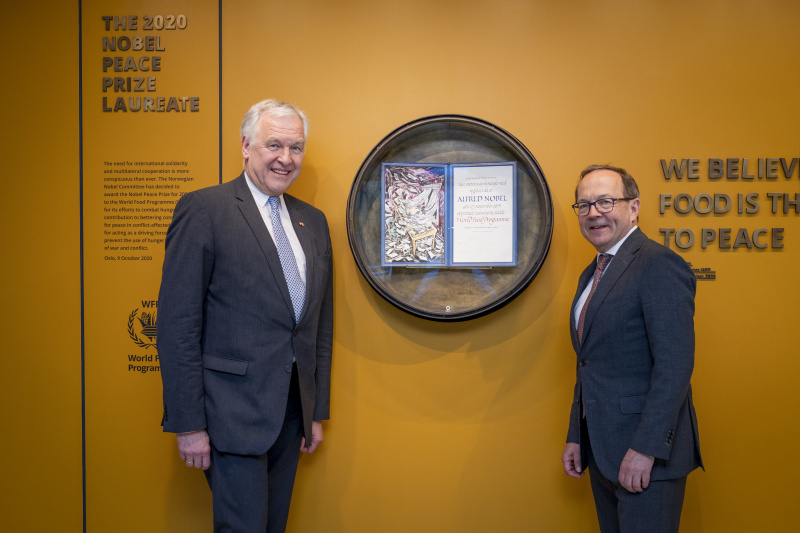 WFP Hauptquartier in Rom. Zweiter Nationalratspräsident Peter Haubner (ÖVP) (rechts) neben der Friedensnobelpreis-Urkunde für das World Food Programme