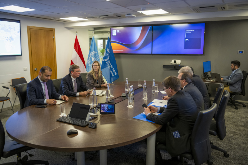 WFP Hauptquartier in Rom. Aussprache. Rechte Tischhälfte: Österreichische Delegation unter der Leitung von Zweiter Nationalratspräsident Peter Haubner (ÖVP) (Mitte). Linke Tischhälfte: WFP Delegation unter der Leitung von Dominik Heinrich - Director Innovation Division (Mitte)