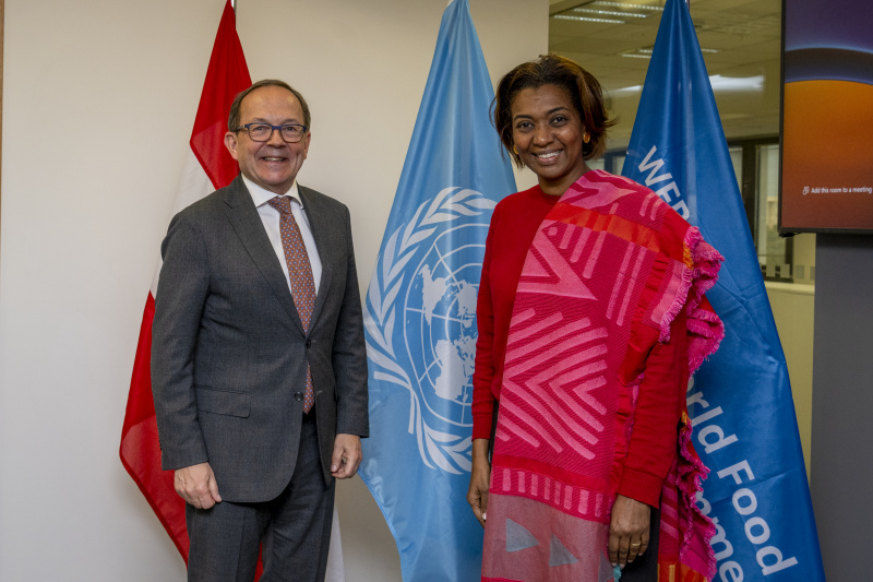 WFP Hauptquartier in Rom. Fahnenfoto. Von links: Zweiter Nationalratspräsident Peter Haubner (ÖVP), Rania Dagash-Kamara - WFP Assistant Executive Director Partnerships and Innovation Department