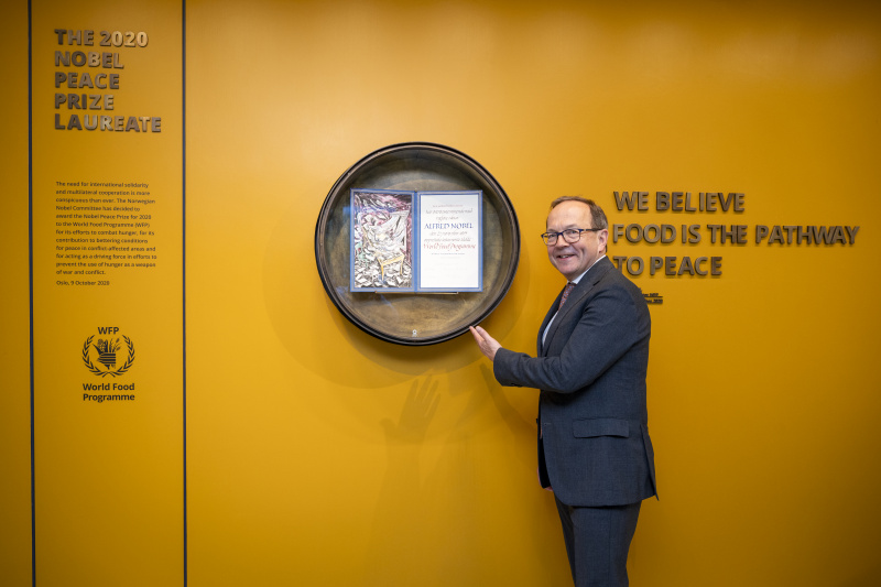 WFP Hauptquartier in Rom. Zweiter Nationalratspräsident Peter Haubner (ÖVP) neben der Friedensnobelpreis-Urkunde für das World Food Programme