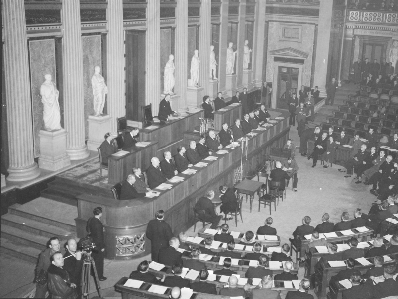 Österreichischer Nationalrat: Eröffnungssitzung im Parlament in Wien. Vor der Regierungsbank: Mitarbeiter sowie eine der ersten Mitarbeiterinnen des Stenographenbüros