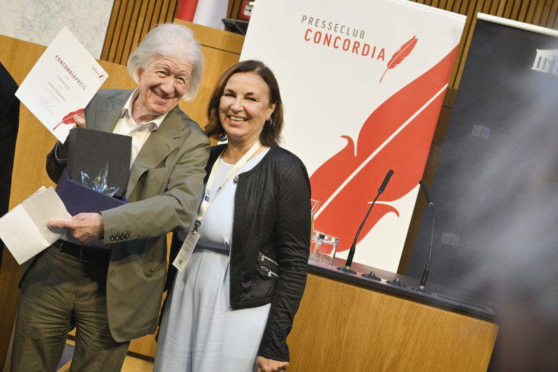 Überreichung des Ehrenpreises. Von links: Armin Thurnher, Petra Stuiber