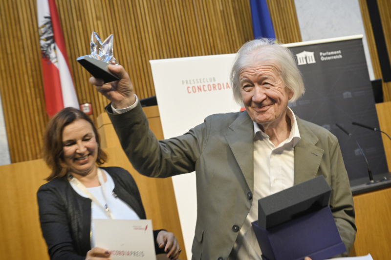 Überreichung des Ehrenpreises. Von links: Petra Stuiber, Armin Thurnher