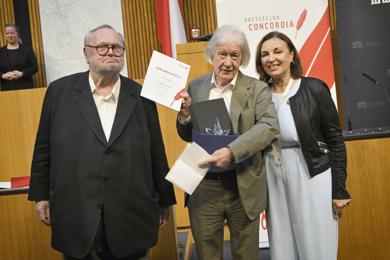 Überreichung des Ehrenpreises. Von links: Franz Schuh, Armin Thurnher, Petra Stuiber