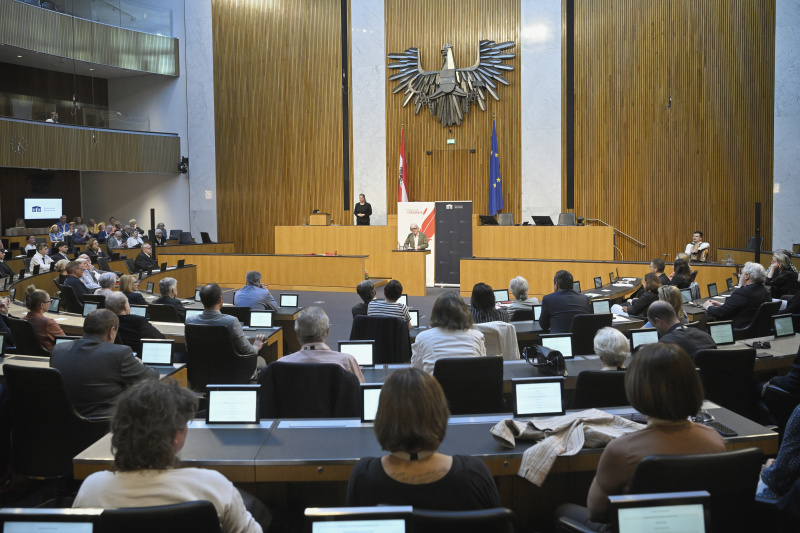 Dankesworte. Armin Thurnher. Blick Richtung Veranstaltungsteilnehmer:innen