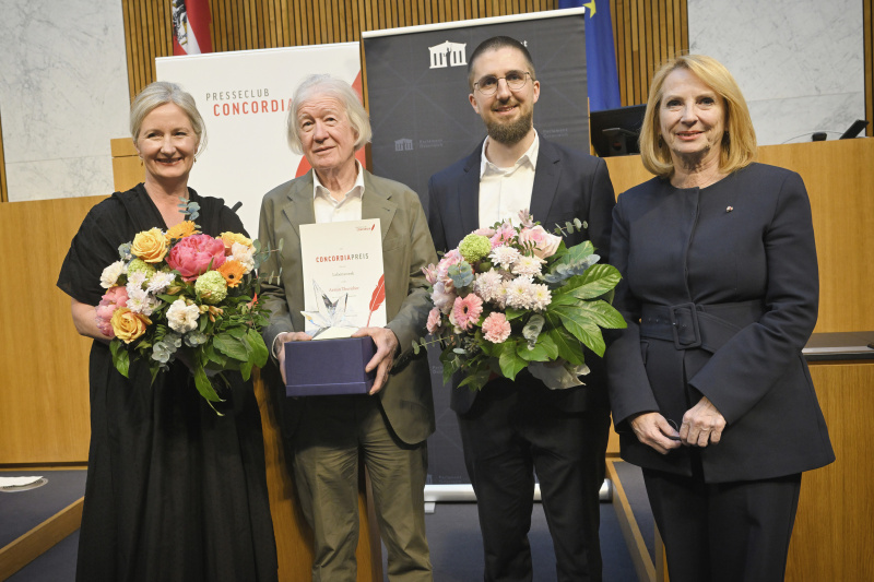 Von links: Barbara Tóth, Armin Thurnher, Johannes Greß, Dritte Nationalratspräsidentin Doris Bures (SPÖ)