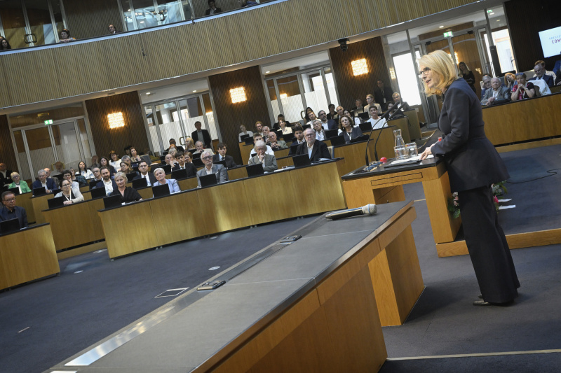 Eröffnungsworte. Dritte Nationalratspräsidentin Doris Bures (SPÖ). Blick Richtung Veranstaltungsteilnehmer:innen