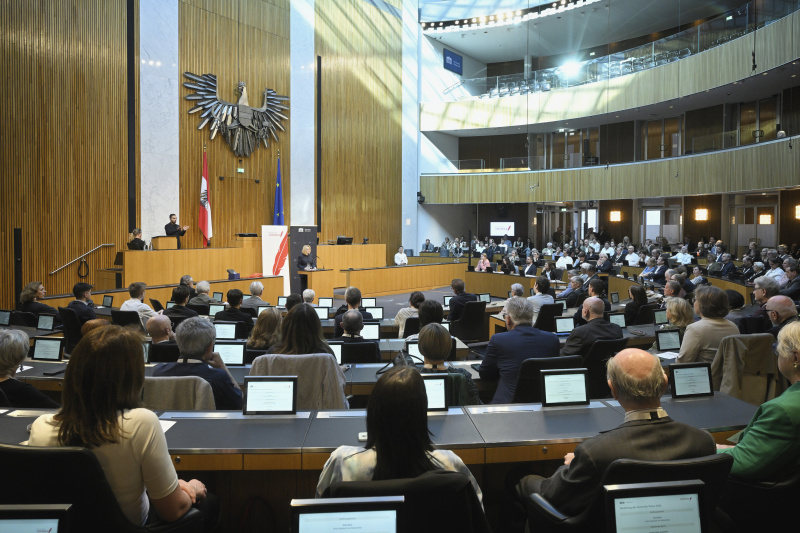 Eröffnungsworte. Dritte Nationalratspräsidentin Doris Bures (SPÖ). Blick Richtung Veranstaltungsteilnehmer:innen