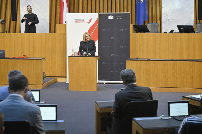 Eröffnungsworte. Dritte Nationalratspräsidentin Doris Bures (SPÖ)