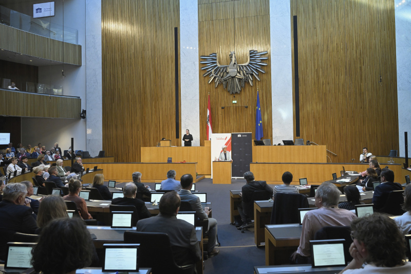 Jury-Begründung durch Juryvorsitzende Heide Schmidt. Blick Richtung Veranstaltungsteilnehmer:innen