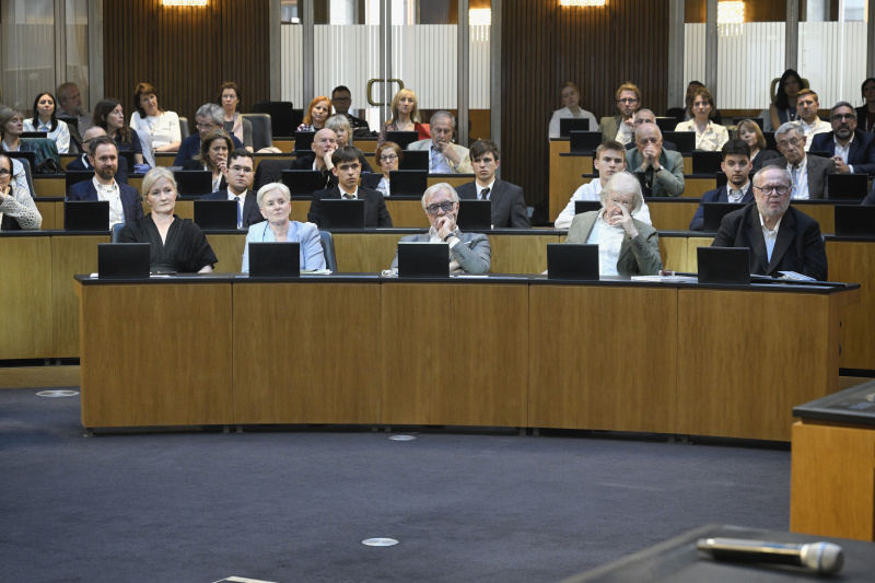 Blick Richtung Veranstaltungsteilnehmer:innen