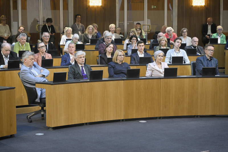 Blick Richtung Veranstaltungsteilnehmer:innen