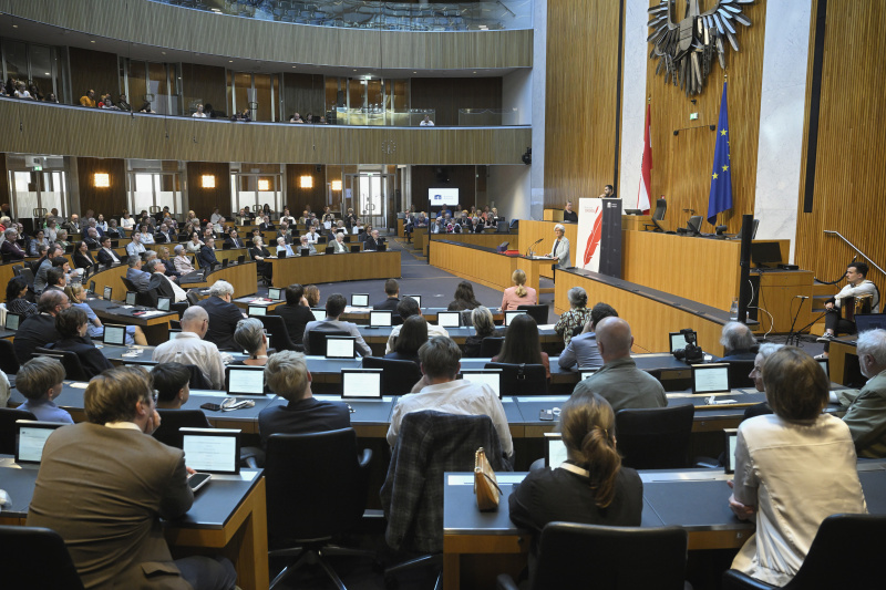 Jury-Begründung durch Juryvorsitzende Heide Schmidt. Blick Richtung Veranstaltungsteilnehmer:innen