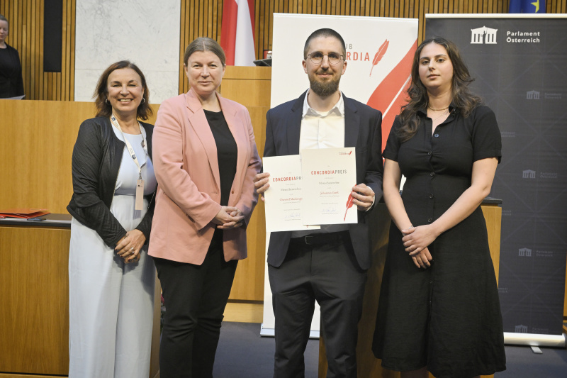 Überreichung der Urkunde „Denkwechsel“. Von links: Petra Stuiber, Marion Morales, Johannes Greß, Naz Küçüktekin