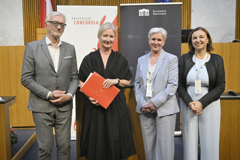 Überreichung der Urkunde „Denkwechsel“.  Johannes Strohmayer, Barbara Tóth, Maria Windhager, Petra Stuiber