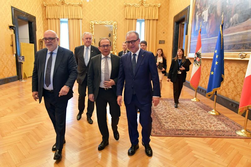 Einholung. Von rechts: Vizepräsident der Abgeordnetenkammer Giorgio Mulè, Zweiter Nationalratspräsident Peter Haubner (ÖVP)