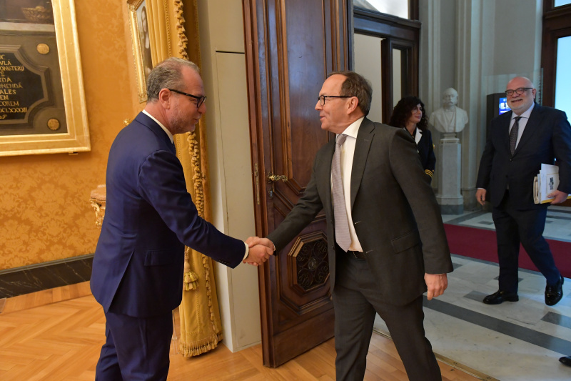 Einholung. Von rechts: Zweiter Nationalratspräsident Peter Haubner (ÖVP), Vizepräsident der Abgeordnetenkammer Giorgio Mulè