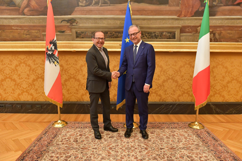 Fahnenfoto. Von links: Zweiter Nationalratspräsident Peter Haubner (ÖVP), Vizepräsident der Abgeordnetenkammer Giorgio Mulè