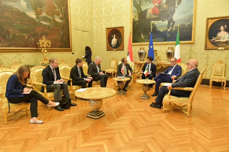 Aussprache. Zweiter Nationalratspräsident Peter Haubner (ÖVP) (4. von rechts), Vizepräsident der Abgeordnetenkammer Giorgio Mulè (2. von rechts)