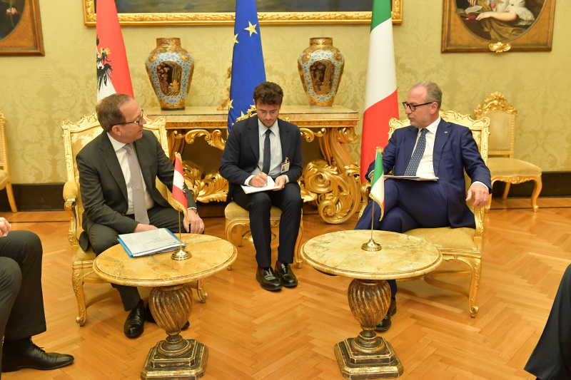 Aussprache. Zweiter Nationalratspräsident Peter Haubner (ÖVP) (links), Vizepräsident der Abgeordnetenkammer Giorgio Mulè (rechts)