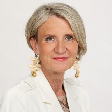 Portraitfoto von Mag. Romana Deckenbacher