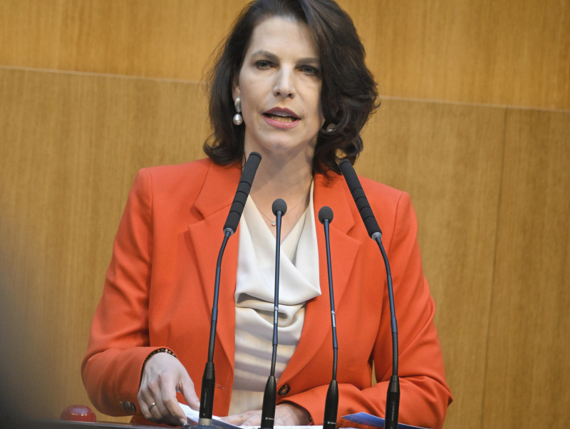 Am Redner:innenpult: Nationalratsabgeordnete Karoline Edtstadler (ÖVP)  