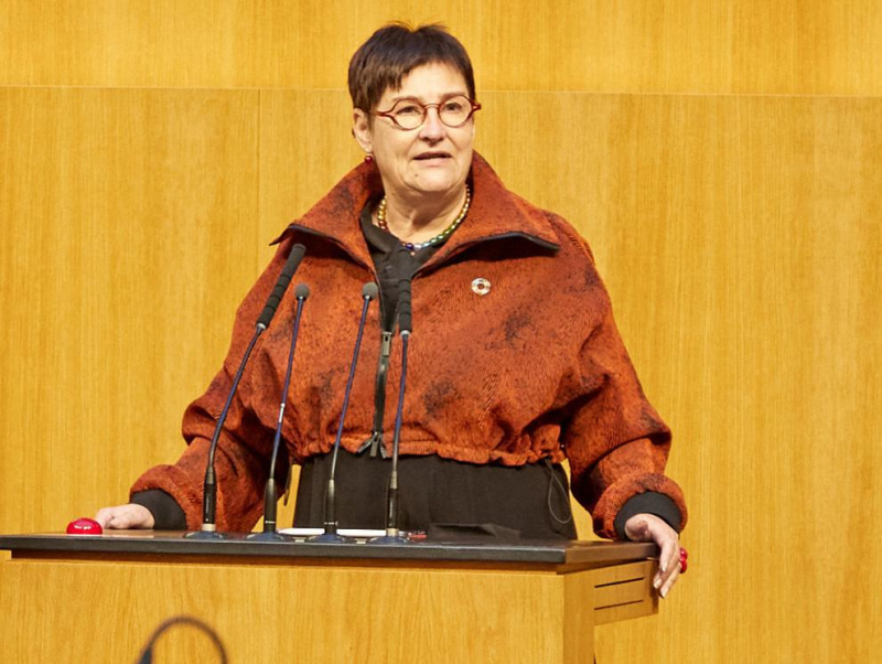 Am Redner:innenpult Nationalratsabgeordnete Petra Bayr (SPÖ)  