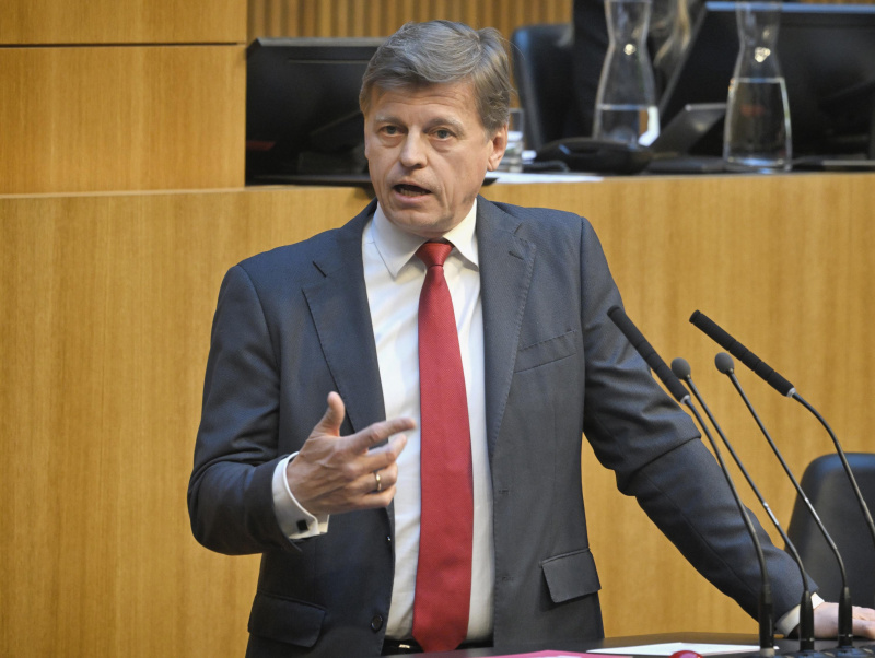 Am Redner:innenpult: Nationalratsabgeordneter Veit Dengler (NEOS)   