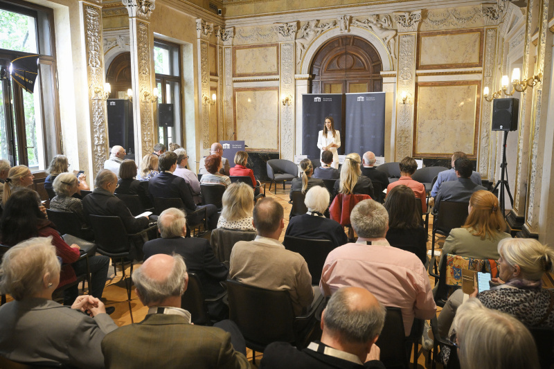 Moderation. Barbara Fleißner. Blick Richtung Veranstaltungsteilnehmer:innen