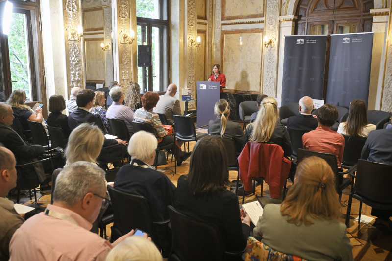 Eröffnungsworte. Bundesratspräsidentin Andrea Eder-Gitschthaler (ÖVP). Blick Richtung Veranstaltungsteilnehmer:innen