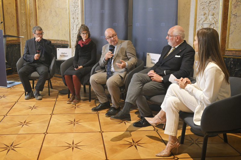 Podiumsdiskussion. Von links: Mitarbeiter des Lern- und Gedenkorts Schloss Hartheim Markus Rachbauer, Historikerin Universität Salzburg Barbara Huber, Direktor Landesarchiv Salzburg Oskar Dohle, Vorstand der Universitätsklinik für Neurologie, neurologische Intensivmedizin und Neurorehabilitation, Christian-Doppler-Klinik Eugen Trinka, Moderatorin Barbara Fleißner