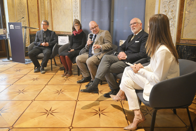 Podiumsdiskussion. Von links: Mitarbeiter des Lern- und Gedenkorts Schloss Hartheim Markus Rachbauer, Historikerin Universität Salzburg Barbara Huber, Direktor Landesarchiv Salzburg Oskar Dohle, Vorstand der Universitätsklinik für Neurologie, neurologische Intensivmedizin und Neurorehabilitation, Christian-Doppler-Klinik Eugen Trinka, Moderatorin Barbara Fleißner