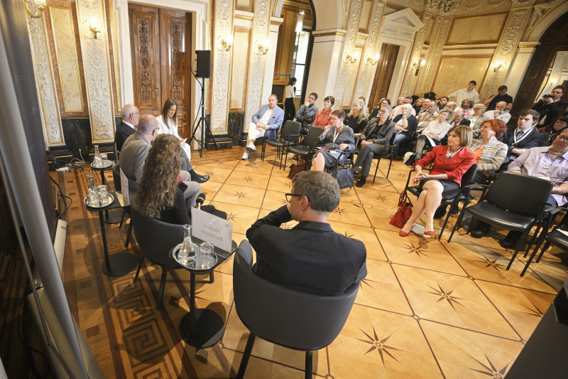 Podiumsdiskussion. Blick Richtung Veranstaltungsteilnehmer:innen