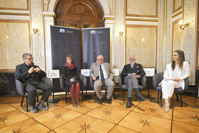 Podiumsdiskussion. Von links: Mitarbeiter des Lern- und Gedenkorts Schloss Hartheim Markus Rachbauer, Historikerin Universität Salzburg Barbara Huber, Direktor Landesarchiv Salzburg Oskar Dohle, Vorstand der Universitätsklinik für Neurologie, neurologische Intensivmedizin und Neurorehabilitation, Christian-Doppler-Klinik Eugen Trinka, Moderatorin Barbara Fleißner