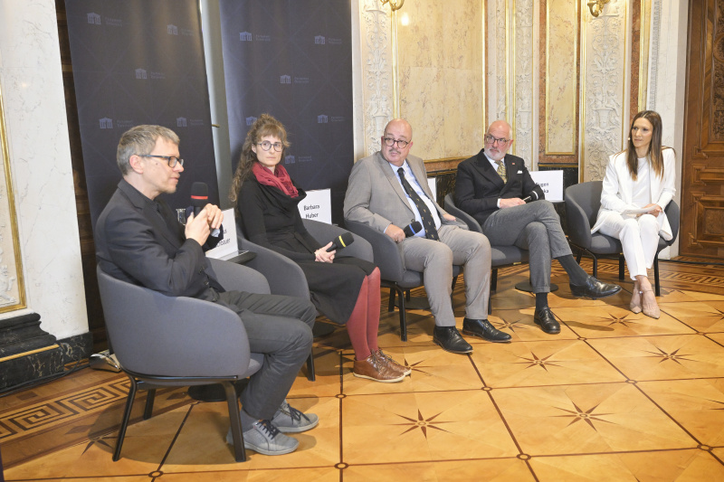Podiumsdiskussion. Von links: Mitarbeiter des Lern- und Gedenkorts Schloss Hartheim Markus Rachbauer, Historikerin Universität Salzburg Barbara Huber, Direktor Landesarchiv Salzburg Oskar Dohle, Vorstand der Universitätsklinik für Neurologie, neurologische Intensivmedizin und Neurorehabilitation, Christian-Doppler-Klinik Eugen Trinka, Moderatorin Barbara Fleißner