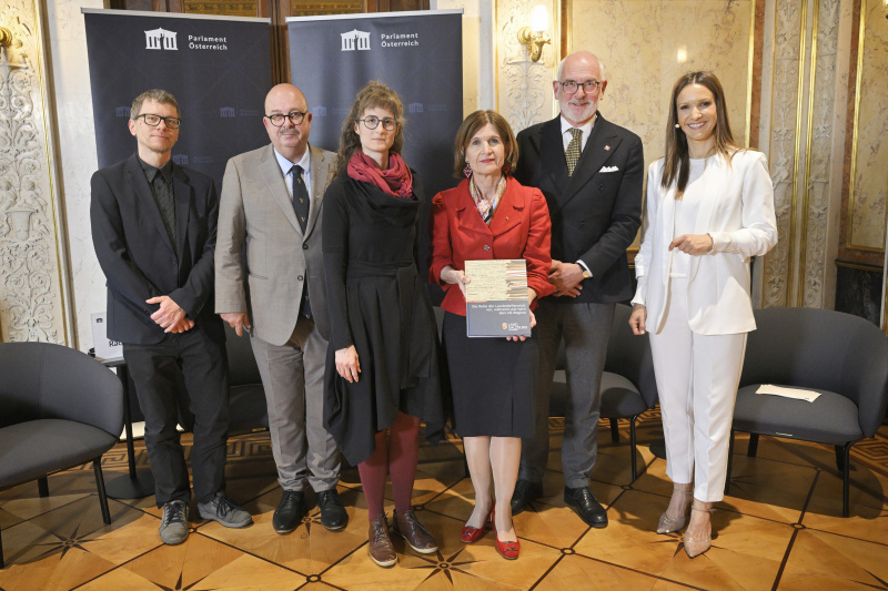 Von links: Mitarbeiter des Lern- und Gedenkorts Schloss Hartheim Markus Rachbauer, Direktor Landesarchiv Salzburg Oskar Dohle, Historikerin Universität Salzburg Barbara Huber, Bundesratspräsidentin Andrea Eder-Gitschthaler (ÖVP), Vorstand der Universitätsklinik für Neurologie, neurologische Intensivmedizin und Neurorehabilitation, Christian-Doppler-Klinik Eugen Trinka, Moderatorin Barbara Fleißner