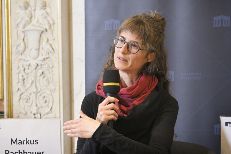 Podiumsdiskussion. Historikerin Universität Salzburg Barbara Huber