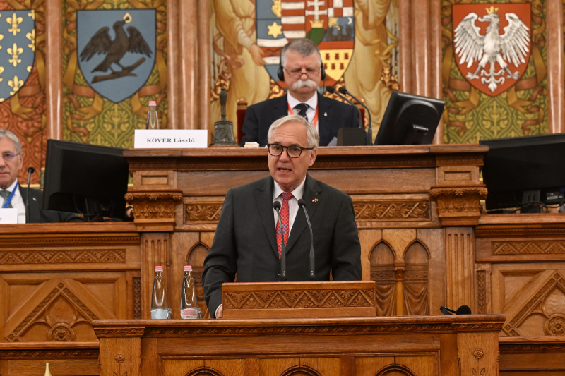 Am Redner:innenpult: Nationalratspräsident Walter Rosenkranz (FPÖ) 