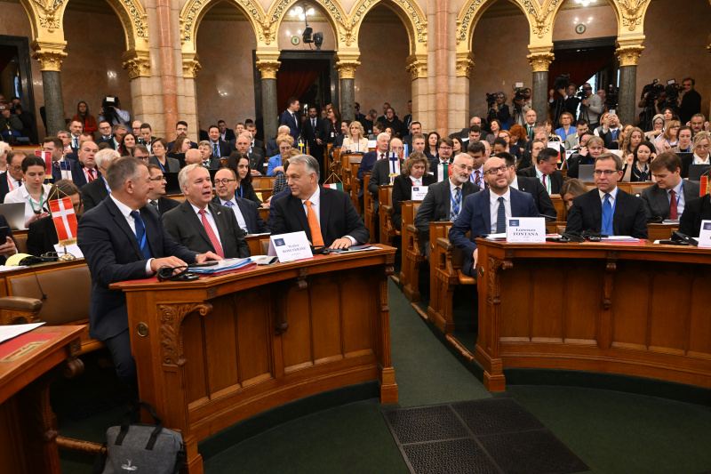 Nationalratspräsident Walter Rosenkranz (FPÖ) (2. von links) im Gespräch mit dem ungarischen Ministerpräsidenten Viktor Orbán (3. von links)