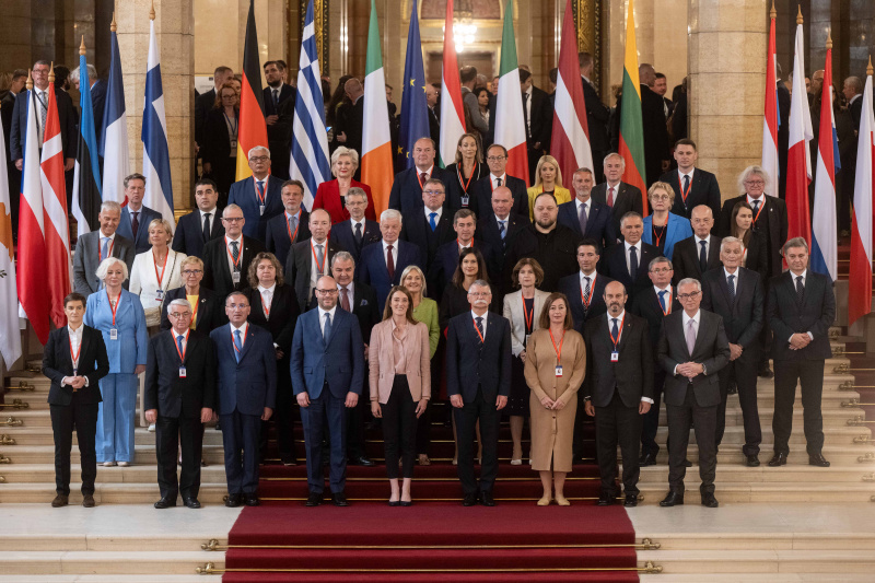 Gruppenfoto mit Nationalratspräsident Walter Rosenkranz (FPÖ) (5. Reihe, 3. von rechts) und Bundesratspräsidentin Andrea Eder-Gitschthaler (ÖVP) (2. Reihe, 5. von rechts)