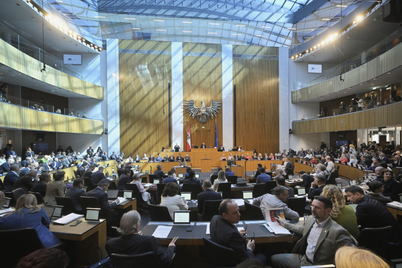 Blick Richtung Sitzungsteilnehmer:innen