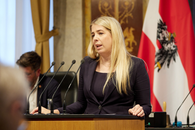 Am Redner:innenpult: Bundesrätin Isabella Theuermann (FPÖ)